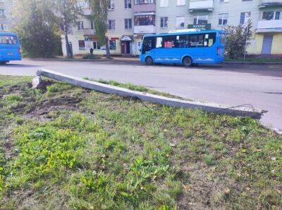В Тверской области водитель легковушки повалил бетонный столб