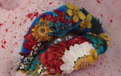 Знаменитая визажистка создает макияж губ в цветах украинского флага
