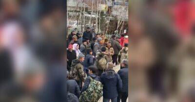 Мобилизация в РФ: появились кадры с толпами мужчин у военкоматов в Якутии и Чечне (видео)