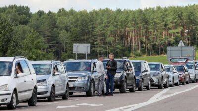 На сухопутных пограничных пунктах в России очереди из автомобилей