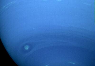Джеймс Уэбб сделал самое четкое фото Нептуна и его колец — также в кадр попали 7 спутников планеты и неизвестные облака на Южном полюсе