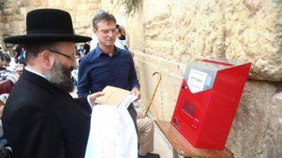 "Израиль, Богу": почтовая компания вручила раввину Стены плача письма для Всевышнего