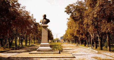 Уцелевший памятник Шевченко и разрушенная переправа. Как выглядит Изюм после освобождения (фоторепортаж)