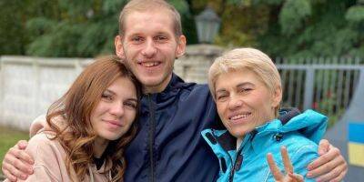 «Так выглядит счастье». Сестра освобожденного из плена азовца Дмитрия Козацкого поделилась фото встречи брата с мамой