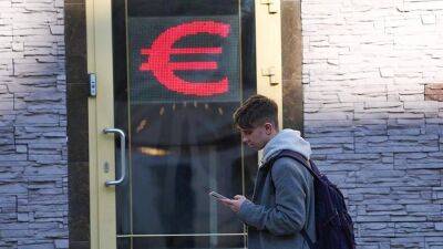 Курс евро на Мосбирже опустился ниже 58 рублей впервые с 25 июля