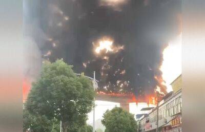 Гигантский пожар на юго-востоке Китая: в результате аварии вспыхнул мост