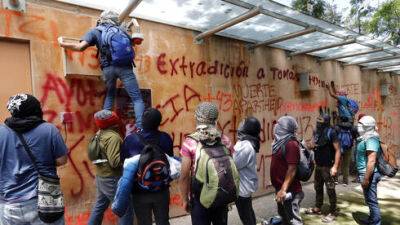 Дело не в палестинцах: почему вандалы разрисовали стены посольства Израиля в Мексике