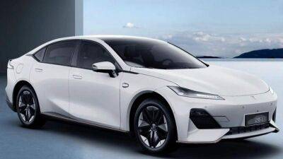 Вдвое дешевле: китайская компания представила клон Tesla Model 3