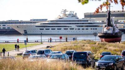 Арестованную яхту российского олигарха Усманова перегнали из Гамбурга в Бремен