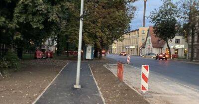 На улице Калнциема посреди пешеходного тротуара "вырос" столб, прохожие возмущаются, в дело вмешался Стакис