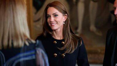 В пальто от Dolce & Gabbana: Кейт Миддлтон впервые вышла в свет после похорон Елизаветы II