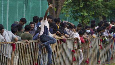 Индия: давка в очереди за билетами на крикет