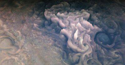Как глазурь на кексе. Ученые получили новые фото Юпитера с невероятной детализацией (видео)