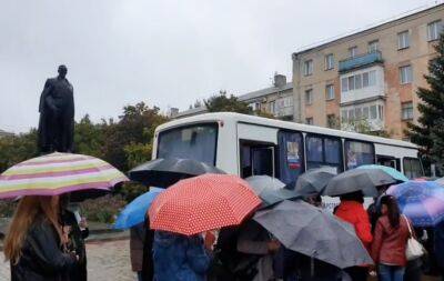 "Виборчі дільниці" в автобусах та нерозуміння наслідків: як відбувається "референдум" на Луганщині (відео)