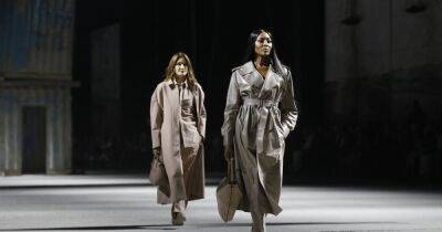 Наоми Кэмпбелл - Карла Бруни и Наоми Кэмпбелл вышли на подиум Миланской недели моды (фото) - focus.ua - Украина - Франция
