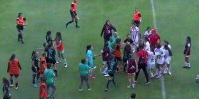 В Мексике футболистки устроили ожесточенную массовую драку после матча — видео
