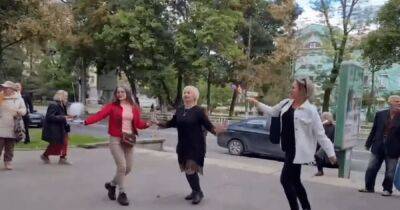 Танцы под советские песни с триколорами: росСМИ показали, как проходит псевдореферендум в Херсоне (видео)
