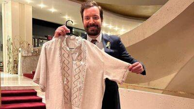 Андрей Бедняков подарил вышиванку Джимми Феллону: "Одевай на здоровье"