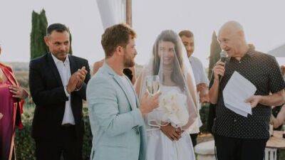 Яир Лапид женил сына и спел ему песню - видео