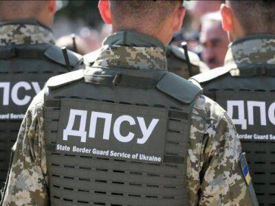 Украинским мужчинам, вернувшимся из-за рубежа, вручают повестки в военкоматы на границе – СМИ
