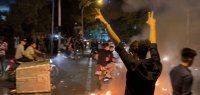 В Ірані посилюються масові протести та зіткнення з силовиками: люди палять статуї Хаменеї