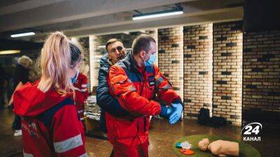 В киевском метро тренировались оказывать медицинскую помощь: как это было – фоторепортаж 24 канала