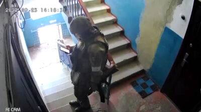 Вооруженные оккупанты ходят по квартирам в Запорожье, ищут людей на "референдум"