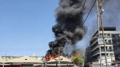 Крупный пожар на рынке "Кармель" в Тель-Авиве: дым виден за километры