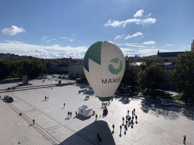 По случаю Всемирного дня туризма на Кафедральной площади Вильнюса обосновался воздушный шар