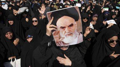 Демонстрация сторонников аятолл в Тегеране