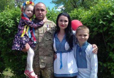 Тіло військового з жовто-синім браслетом на руці віддали рідним для поховання: без батька залишилися двоє маленьких дітей