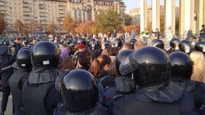 В России возобновились антивоенные протесты, сотня задержанных