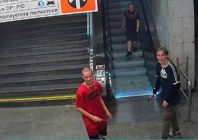 В пражском метро трое неизвестных с ножами ограбили школьников