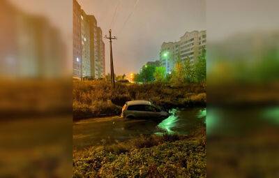 В Твери автомобиль оказался в реке