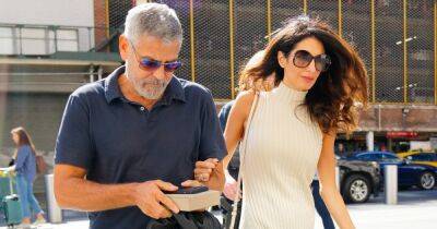 Жена Джорджа Клуни показала, с чем сочетать трикотажное платье осенью