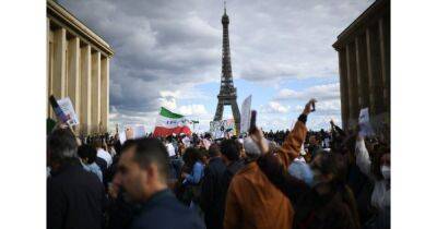 Полиция в Париже применила газ против демонстрантов у посольства Ирана