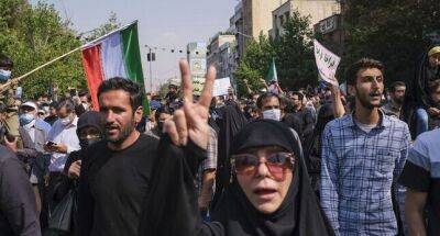 Протесты охватили десятки городов Ирана, погибло уже более 40 человек