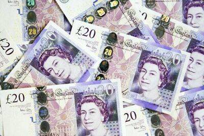 Курс фунта упал до минимальных 1,032 доллара на фоне бюджетных проблем в Великобритании