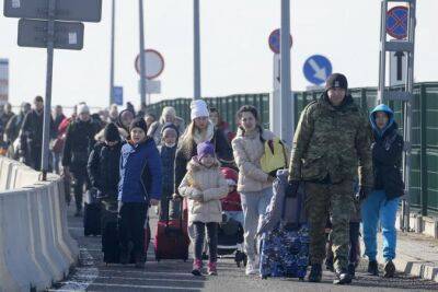 Стало известно, сколько украинцев выехали за границу из-за войны — данные мобильных операторов
