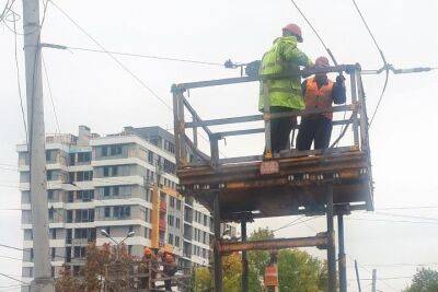 В Харькове ремонтируют контактные сети трамваев и троллейбусов
