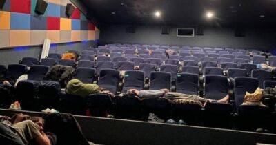 Сбежавшие из России от мобилизации ночуют в кинотеатре в Казахстане