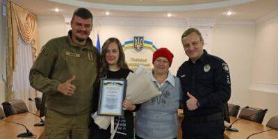 Не злите украинок. В Бердичеве две женщины обнаружили в своей квартире грабителя, обезоружили его и передали полиции
