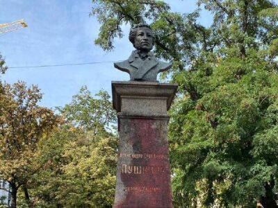 В Харькове памятник Пушкину облили "кровью". В августе активисты предлагали снести его в рамках дерусификации