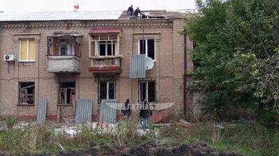 "А де ж допомога "визволителів"? Мешканці Лисичанська самі відновлюють розбиті дахи будинків