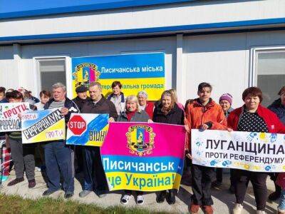 Переселенці з Луганщини протестують проти незаконного "референдуму"