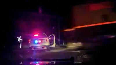 Видео: поезд врезался в полицейскую машину с арестованной девушкой