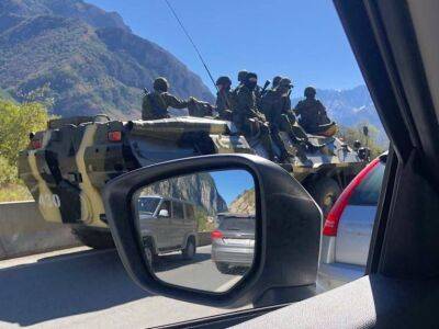 Российские силовики пригнали бронетранспортер к границе с Грузией. В ФСБ рассказали, зачем