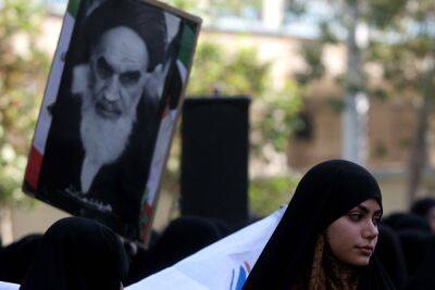 Как умерла Махса Амини, из-за которой пылает Иран