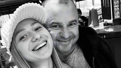 После возвращения из США: Виктор Павлик сходил на свидание с супругой – фото и видео