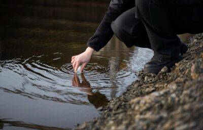 В Бологовском районе канализация из переполненных колодцев сливалась на грунт и в реку